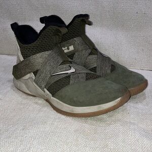 Nike Lebron soldier men’s 9 1/2 Athletic Sneakers sea green